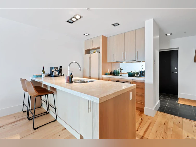 203-368 Main Street, Tofino, BC, V0R 2Z0 - 4