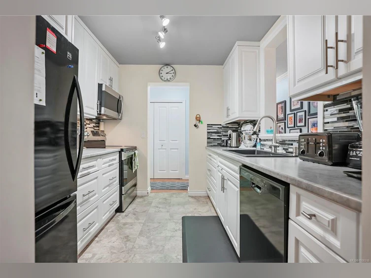 403-9900 Fifth Street, Sidney, BC, V8L 2X3 - 7