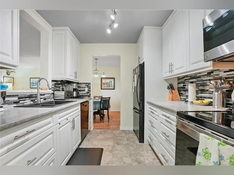 403-9900 Fifth Street, Sidney, BC, V8L 2X3 - 8