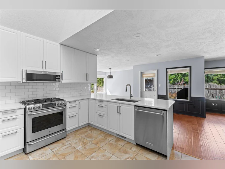 8840 Henderson Avenue, Black Creek, BC, V9J 1A6 - 4
