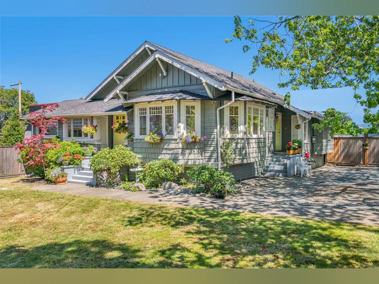 193 Memorial Avenue, Parksville, BC, V9P 1K7
