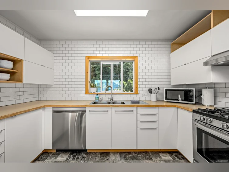 100 Arnet Road, Tofino, BC, V0R 2Z0 - 13