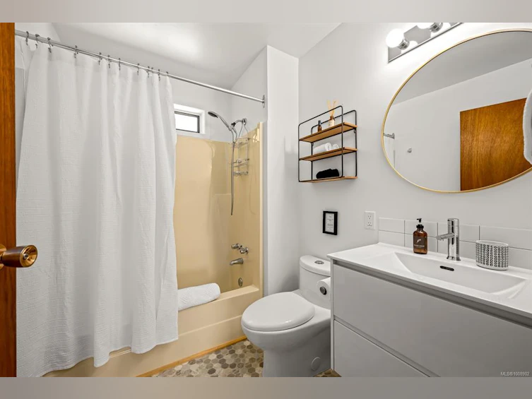 100 Arnet Road, Tofino, BC, V0R 2Z0 - 21
