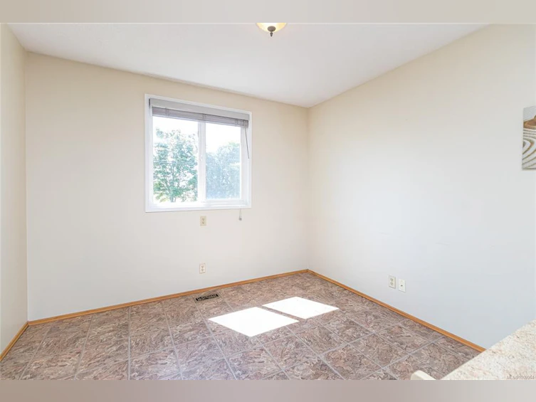 912 W Burnside Road, Saanich, BC, V8Z 1N2 - 5