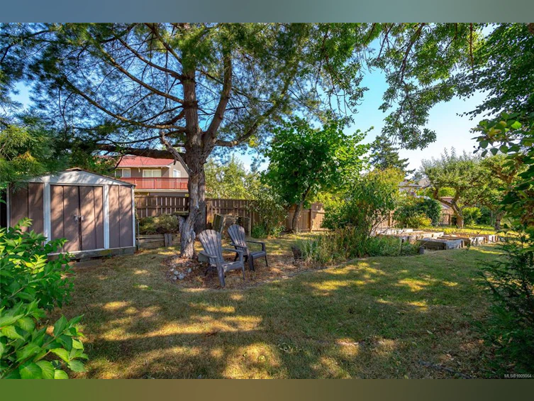 912 W Burnside Road, Saanich, BC, V8Z 1N2 - 33