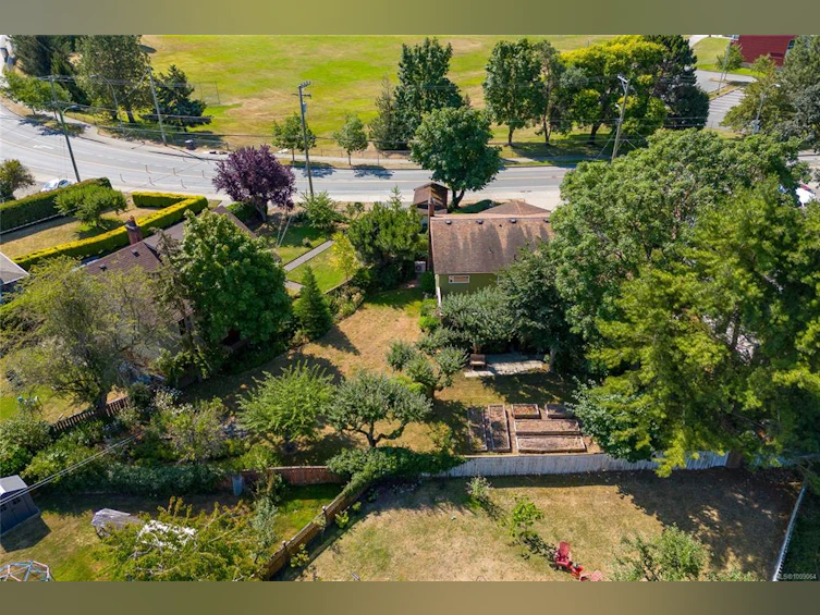 912 W Burnside Road, Saanich, BC, V8Z 1N2 - 42