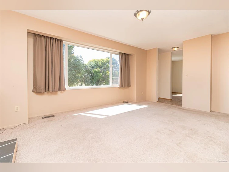 912 W Burnside Road, Saanich, BC, V8Z 1N2 - 8