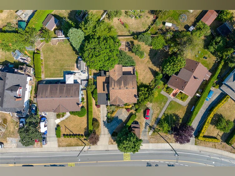 912 W Burnside Road, Saanich, BC, V8Z 1N2 - 41