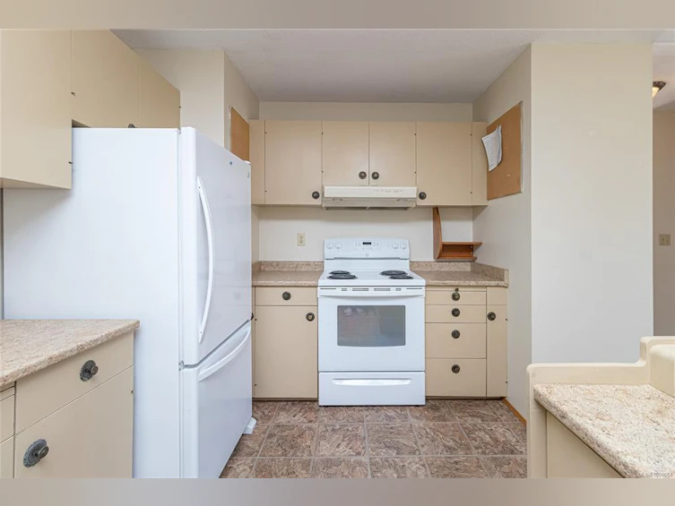 912 W Burnside Road, Saanich, BC, V8Z 1N2 - 4
