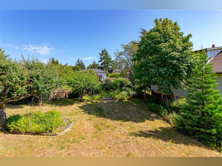 912 W Burnside Road, Saanich, BC, V8Z 1N2 - 32