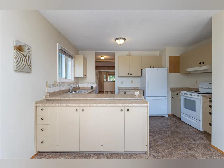 912 W Burnside Road, Saanich, BC, V8Z 1N2 - 3