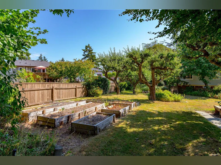 912 W Burnside Road, Saanich, BC, V8Z 1N2 - 34