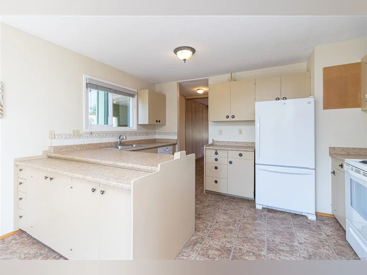 912 W Burnside Road, Saanich, BC, V8Z 1N2 - 2
