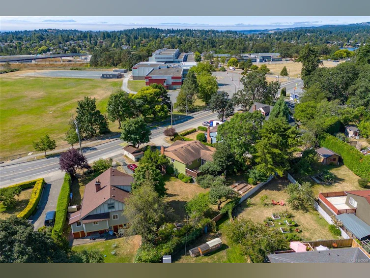 912 W Burnside Road, Saanich, BC, V8Z 1N2 - 40