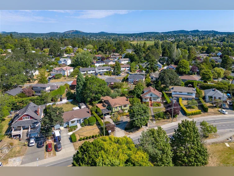 912 W Burnside Road, Saanich, BC, V8Z 1N2 - 39