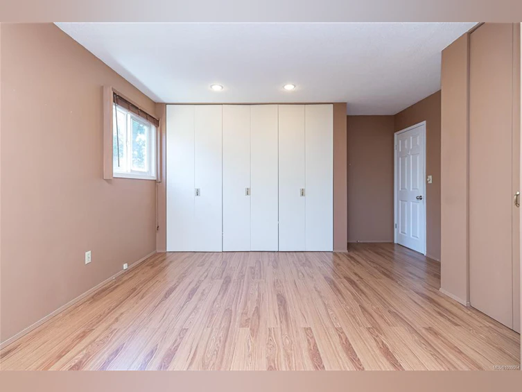 912 W Burnside Road, Saanich, BC, V8Z 1N2 - 13