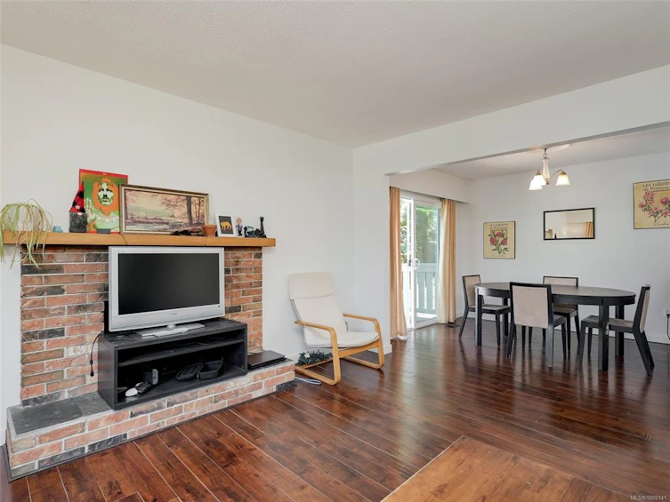 4215 Shelbourne Street, Saanich, BC, V8N 3E8 - 4