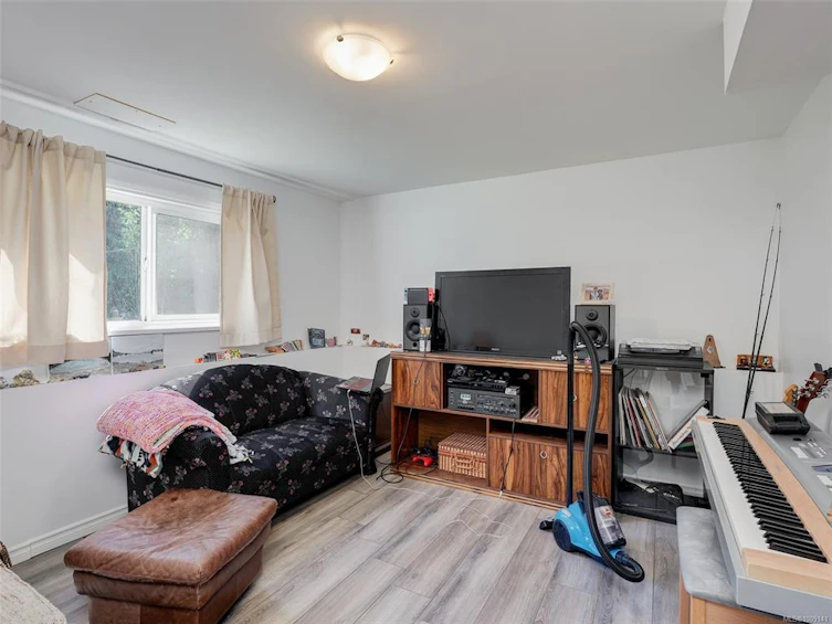 4215 Shelbourne Street, Saanich, BC, V8N 3E8 - 17
