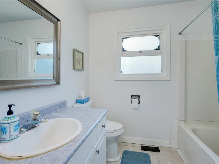 4215 Shelbourne Street, Saanich, BC, V8N 3E8 - 12