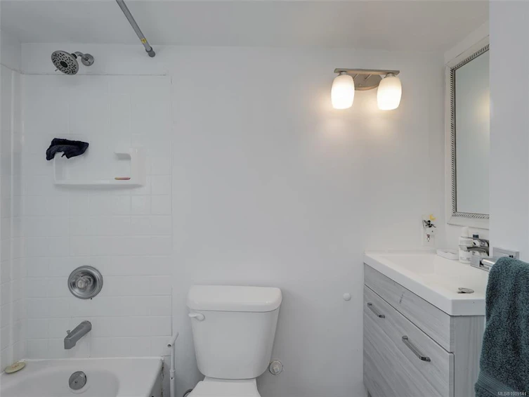 4215 Shelbourne Street, Saanich, BC, V8N 3E8 - 20