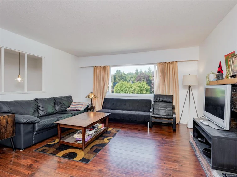 4215 Shelbourne Street, Saanich, BC, V8N 3E8 - 3