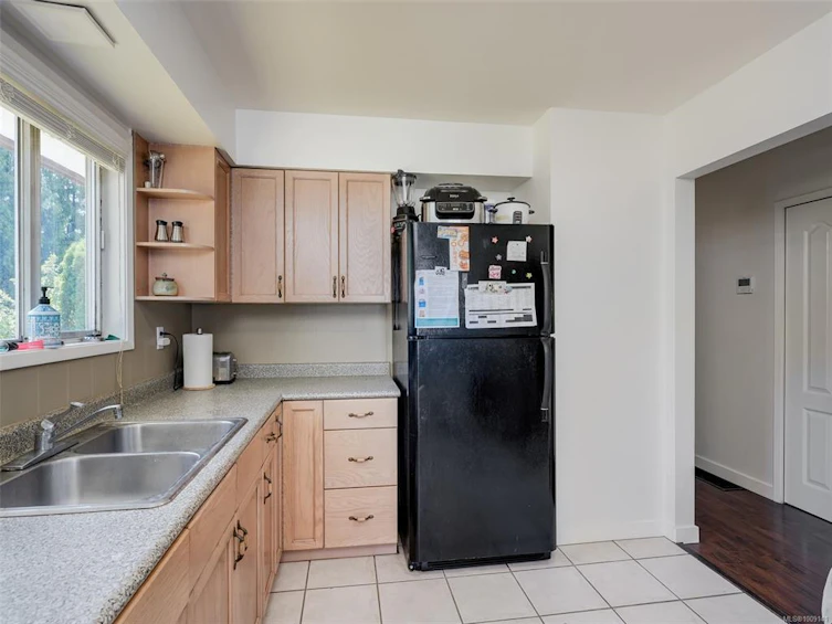 4215 Shelbourne Street, Saanich, BC, V8N 3E8 - 7