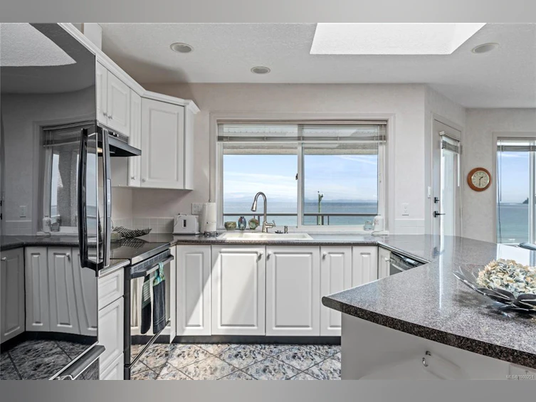 301-3156 W Island Highway, Qualicum Beach, BC, V9K 2J7 - 3