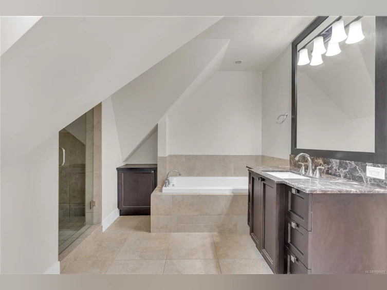 17-675 Superior Street, Victoria, BC, V8V 1V1 - 17