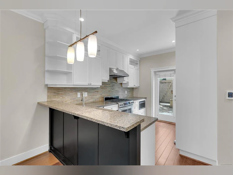 17-675 Superior Street, Victoria, BC, V8V 1V1 - 8