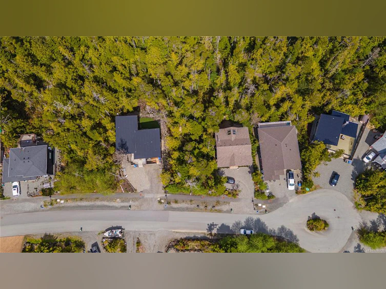 843 Lorne White Place, Ucluelet, BC, V0R 3A0 - 2