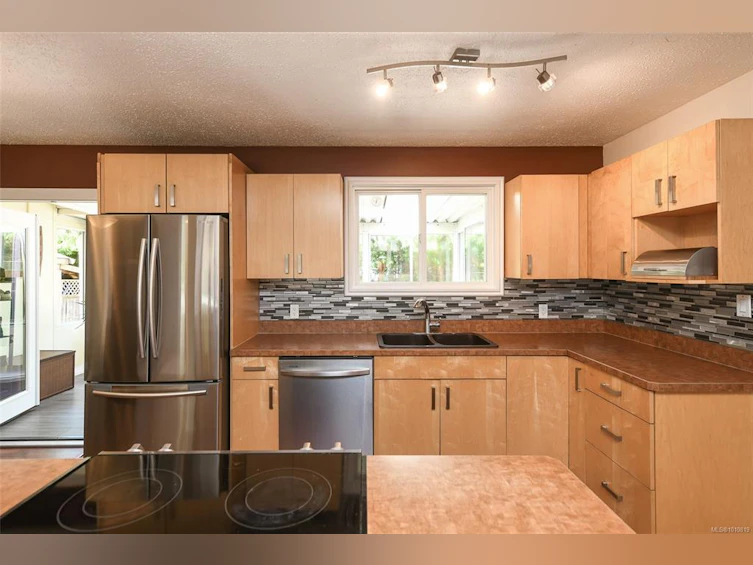 1964 Robb Avenue, Comox, BC, V9M 2E4 - 9