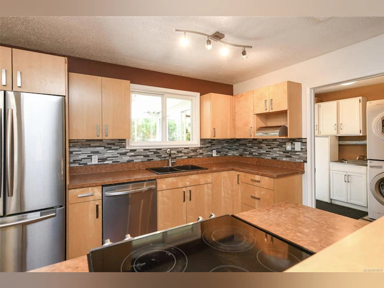 1964 Robb Avenue, Comox, BC, V9M 2E4 - 8