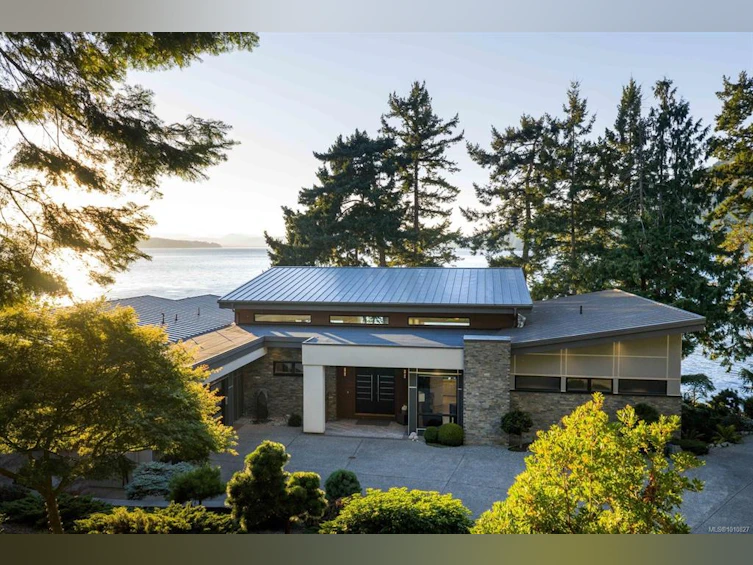 568 Lands End Road, North Saanich, BC, V8L 5K9