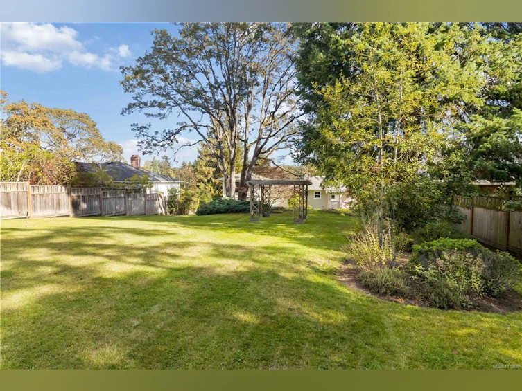 3854 Ascot Drive, Saanich, BC, V8P 3S1 - 47