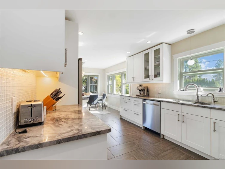 3854 Ascot Drive, Saanich, BC, V8P 3S1 - 12