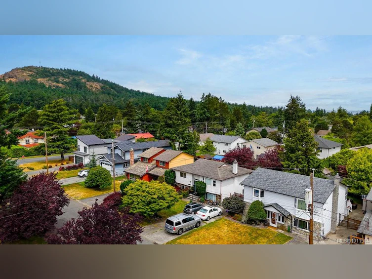 1616 Agnew Avenue, Saanich, BC, V8N 5M6