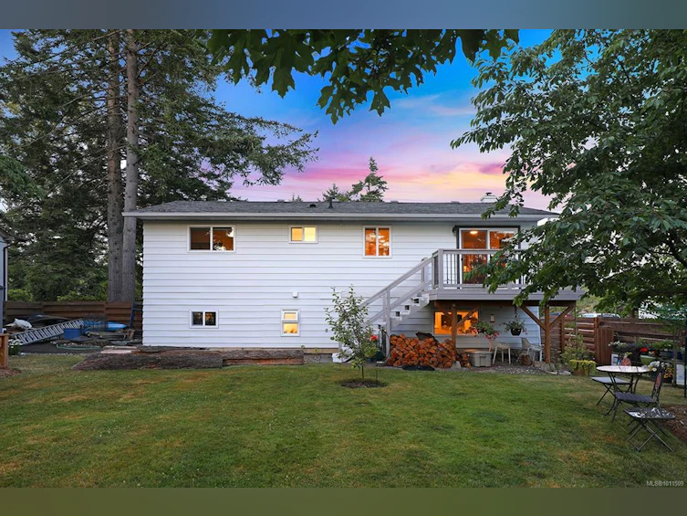527 Pritchard Road, Comox, BC, V9M 3H9 - 3