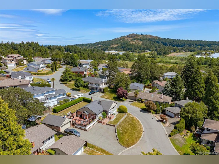 4228 Westervelt Place, Saanich, BC, V8X 4W5 - 41