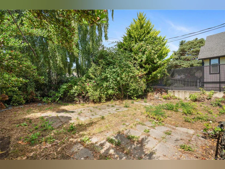 2553 Empire Street, Victoria, BC, V8T 3M5 - 23