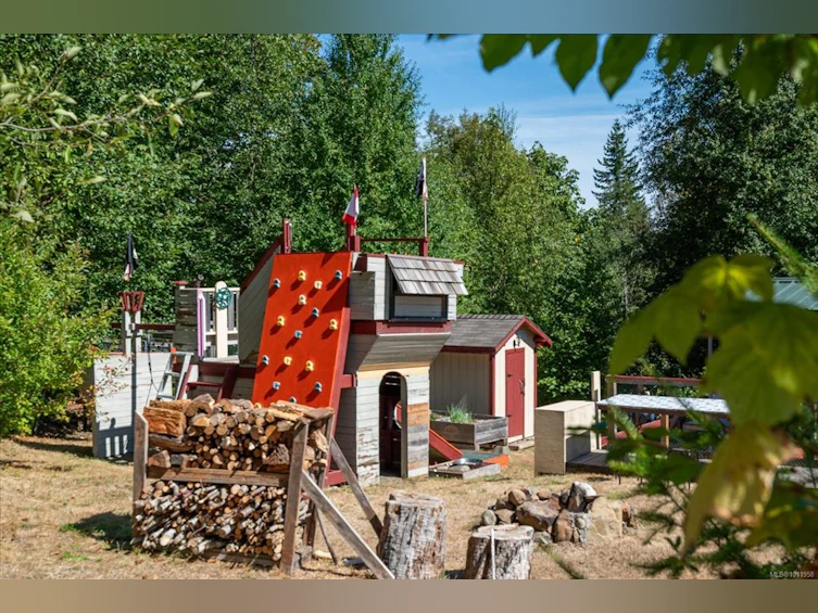 6593 Country Road, Union Bay, BC, V0W 1W0 - 14
