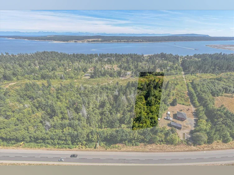 6593 Country Road, Union Bay, BC, V0W 1W0 - 2