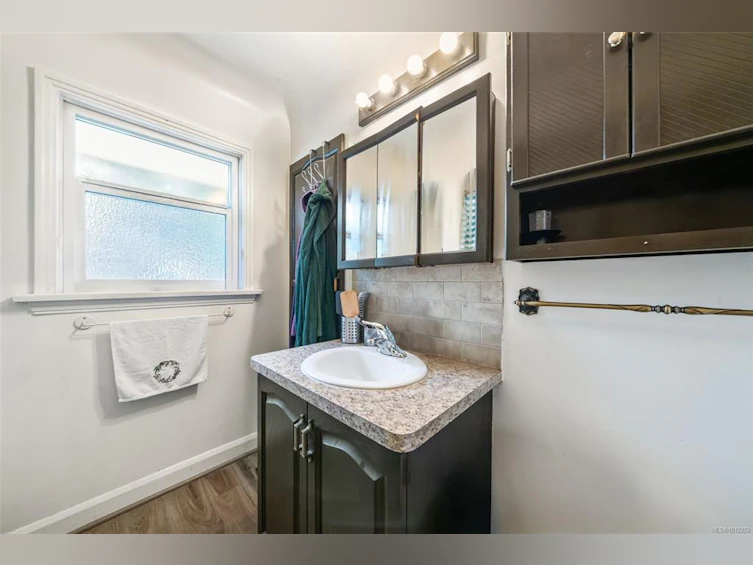 215 Suzanne Place, View Royal, BC, V9B 1P2 - 16