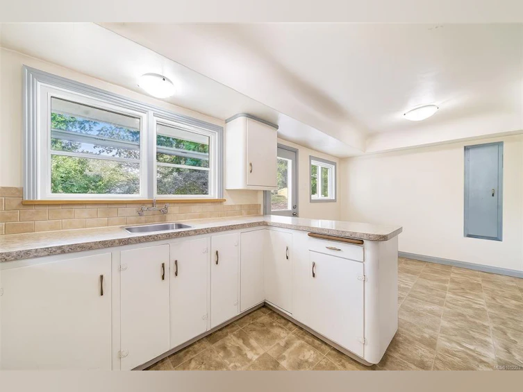 215 Suzanne Place, View Royal, BC, V9B 1P2 - 11