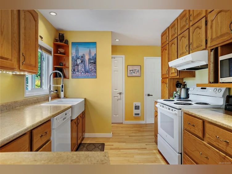 2808 Wyndeatt Avenue, Saanich, BC, V9A 2L8 - 4