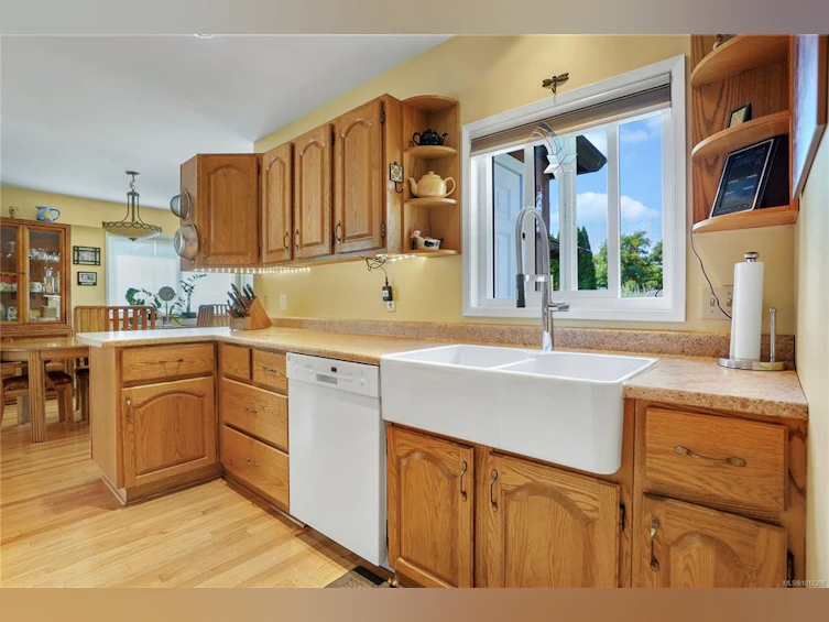 2808 Wyndeatt Avenue, Saanich, BC, V9A 2L8 - 5