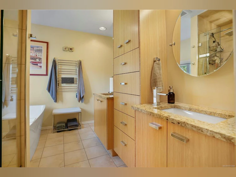 2808 Wyndeatt Avenue, Saanich, BC, V9A 2L8 - 12