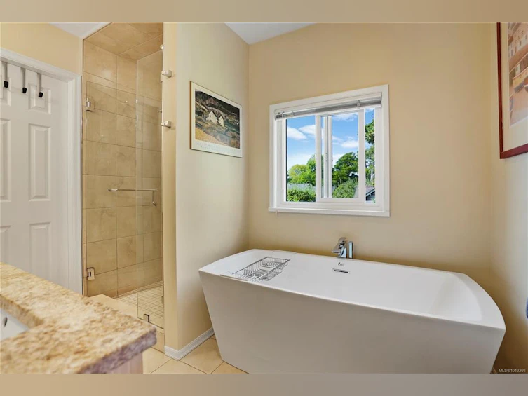 2808 Wyndeatt Avenue, Saanich, BC, V9A 2L8 - 11