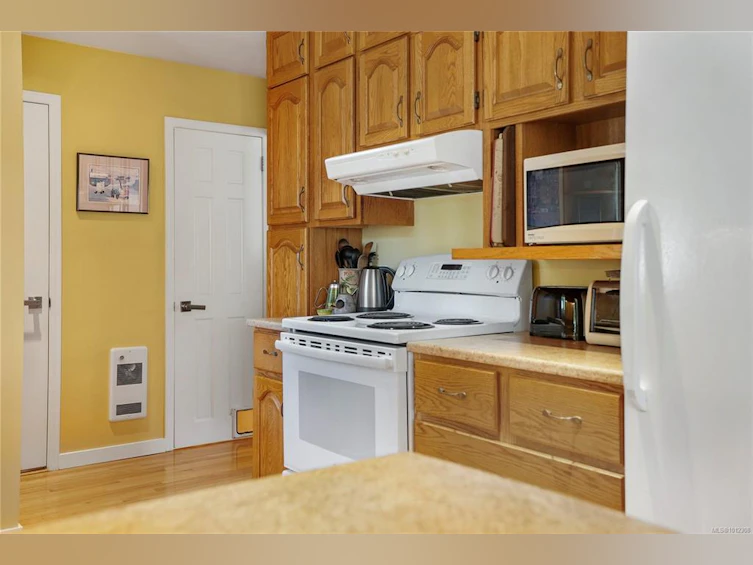 2808 Wyndeatt Avenue, Saanich, BC, V9A 2L8 - 6