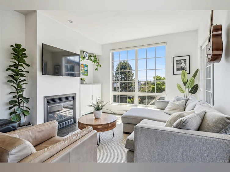 304-1011 Burdett Avenue, Victoria, BC, V8V 3G9 - 2