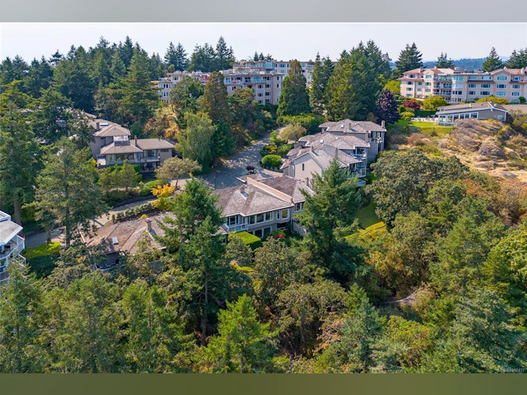 109-2829 Arbutus Road, Saanich, BC, V8N 5X5 - 2